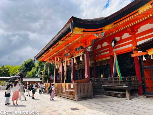 The main hall of Yasaka Shrine in Kyoto, with visitors coming to pay their respects.